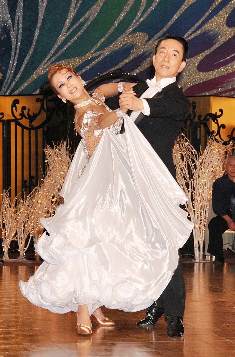 初めての社交ダンス（社交ダンス初心者講習会）の写真です。