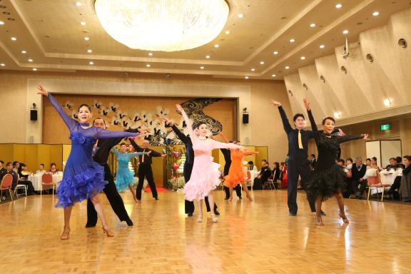 初めての社交ダンス（社交ダンス初心者講習会）の写真です。