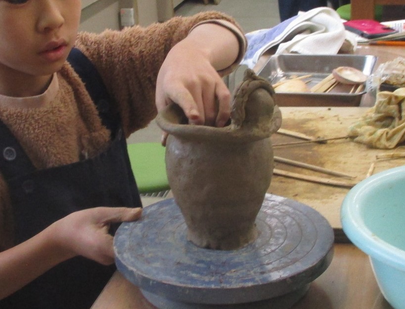 チャレンジ博物館10「縄文土器づくり」の写真です。